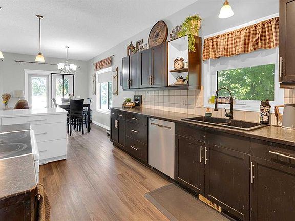 4th image of 136 S Allen Cres