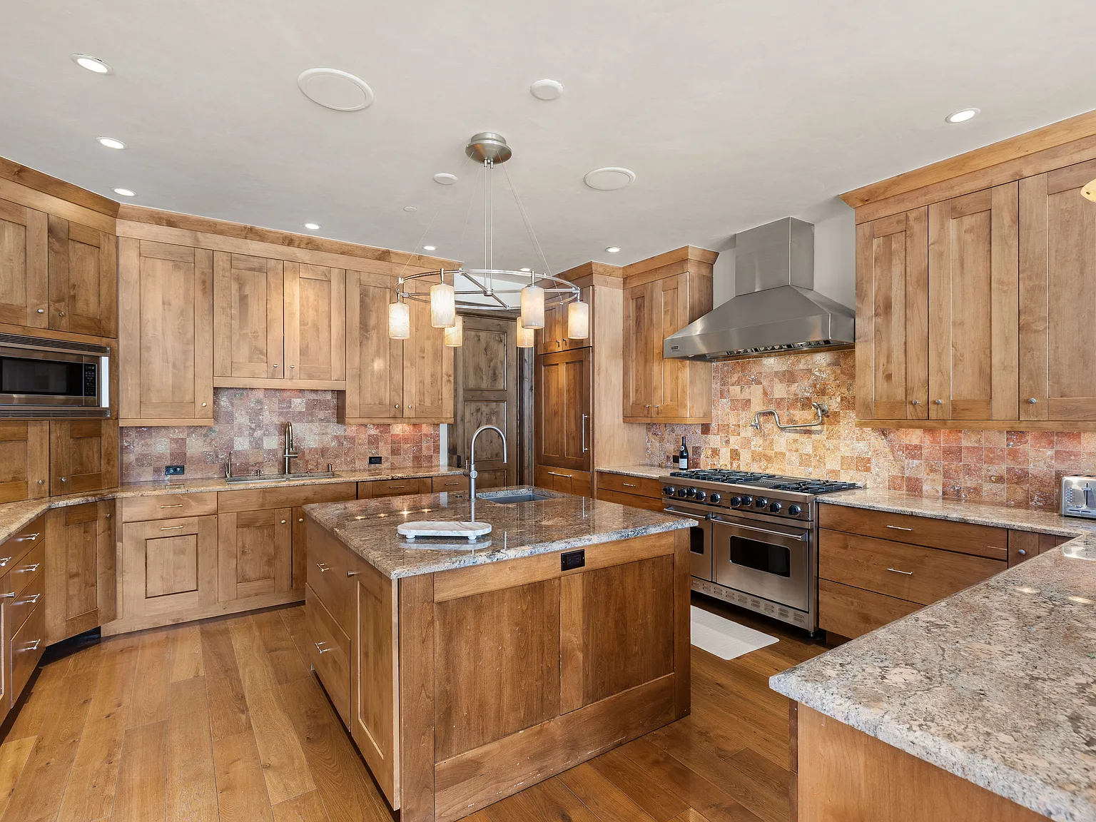 4 bed, 4.5 bath, 3786 sqft, $25,000 — Photo 4