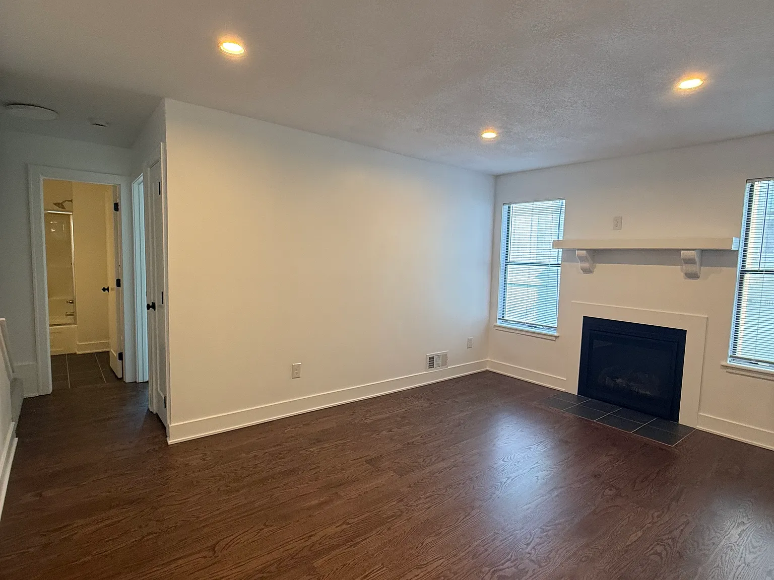 3 bed, 1000 sqft, $1,800 — Photo 3