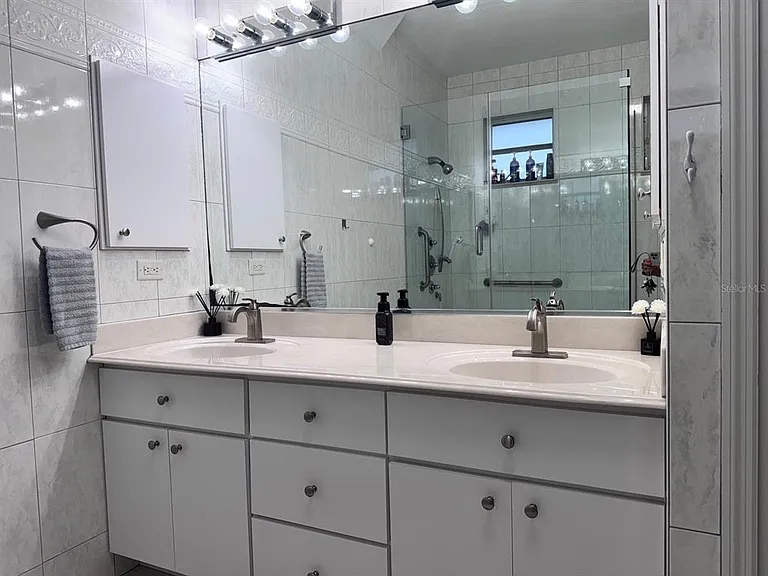 219 Venetia Ave — Photo 18