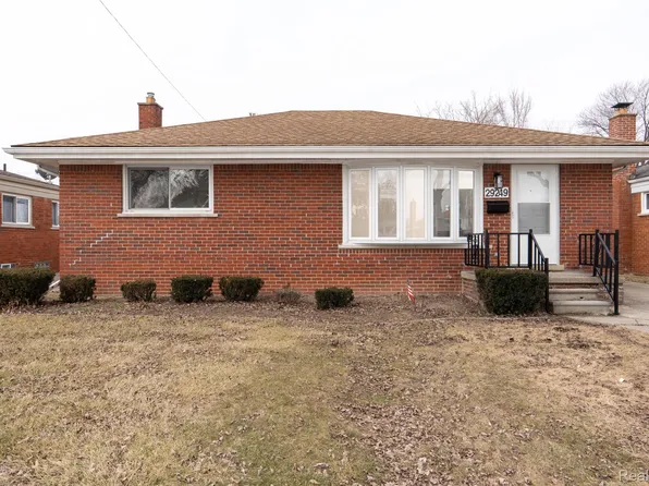 29249 Grant St, Saint Clair Shores, MI 48081