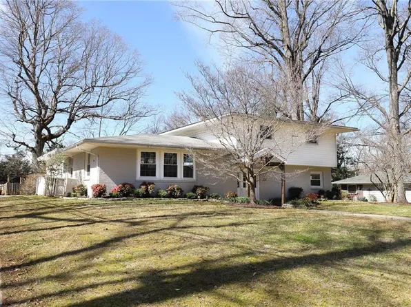 924 Lake Dr W, Thomasville, NC 27360