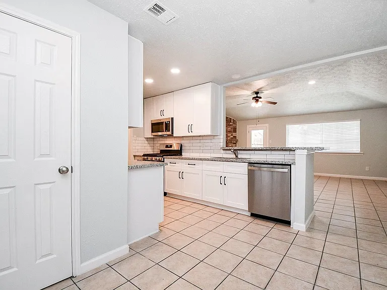 2622 Olympus Dr — Photo 4