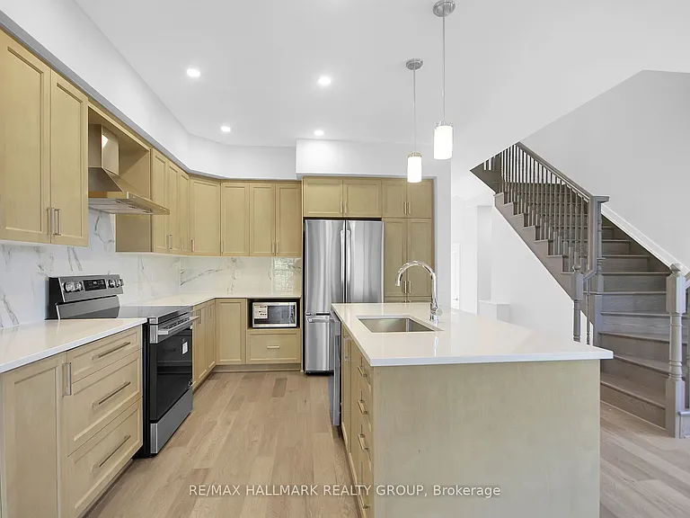 749 Newstead Cres — Photo 10