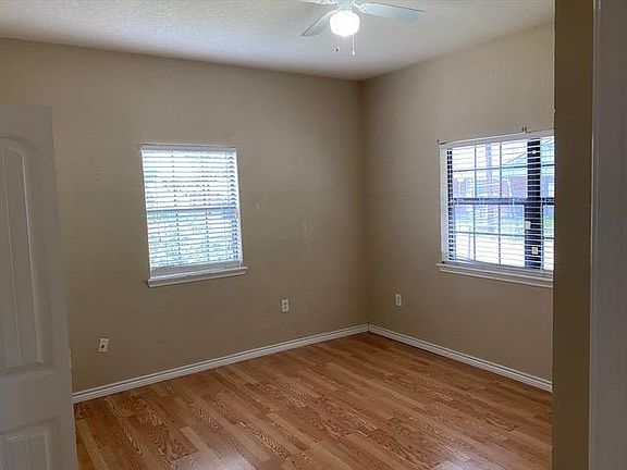 4th image of 320 W Sloan St