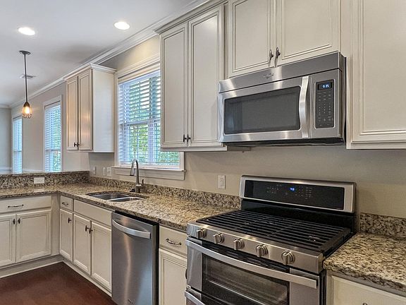 4th image of 102 Amaryllis Ave