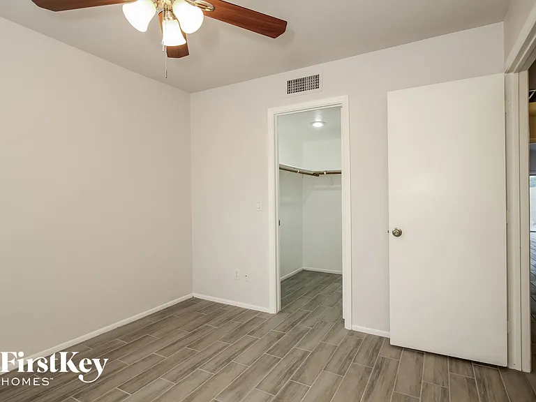 4605 E Grovers Ave — Photo 12