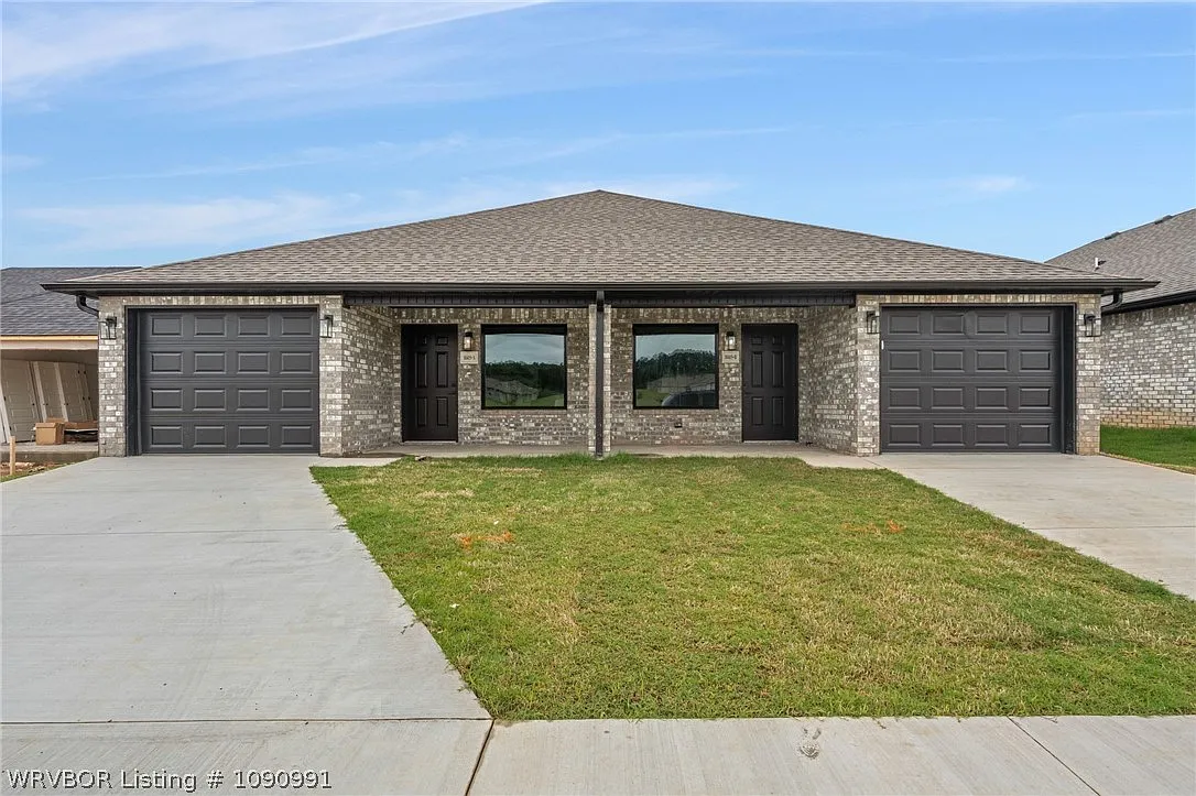 3 bed, 2.0 bath, 2322 sqft, $1,500 — Photo 1