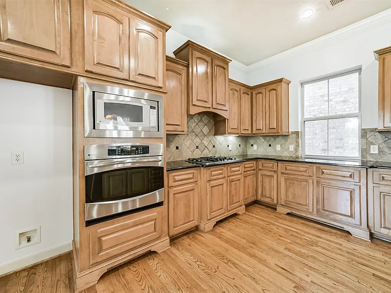 1833 Oakdale St — Photo 18
