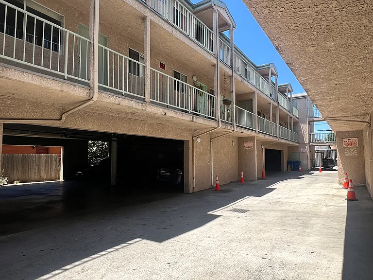 1959 Chestnut Ave #302 — Photo 3