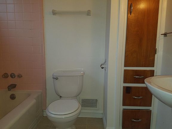 5th image of 1699 Northwest Blvd APT C
