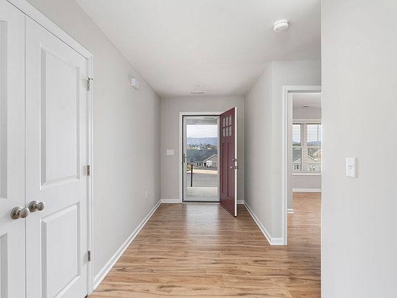 4th image of 209 Spring Run Ln