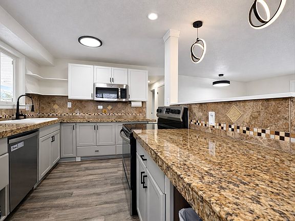 3rd image of 9880 S Fox Ridge Dr