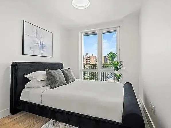 1173 Rogers Avenue image 4 of 8