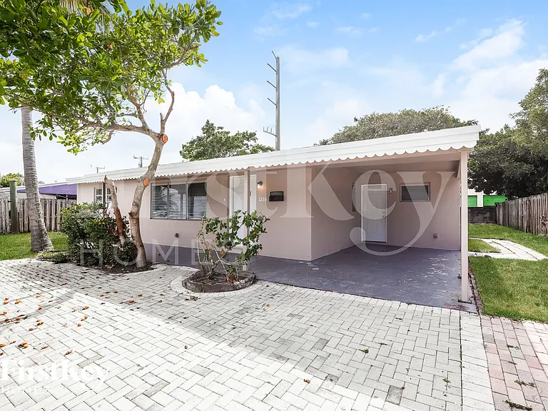 1233 SW 1st Ter — Photo 2