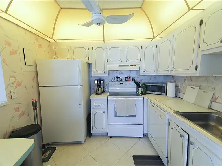 286 Monaco Way #F — Photo 9