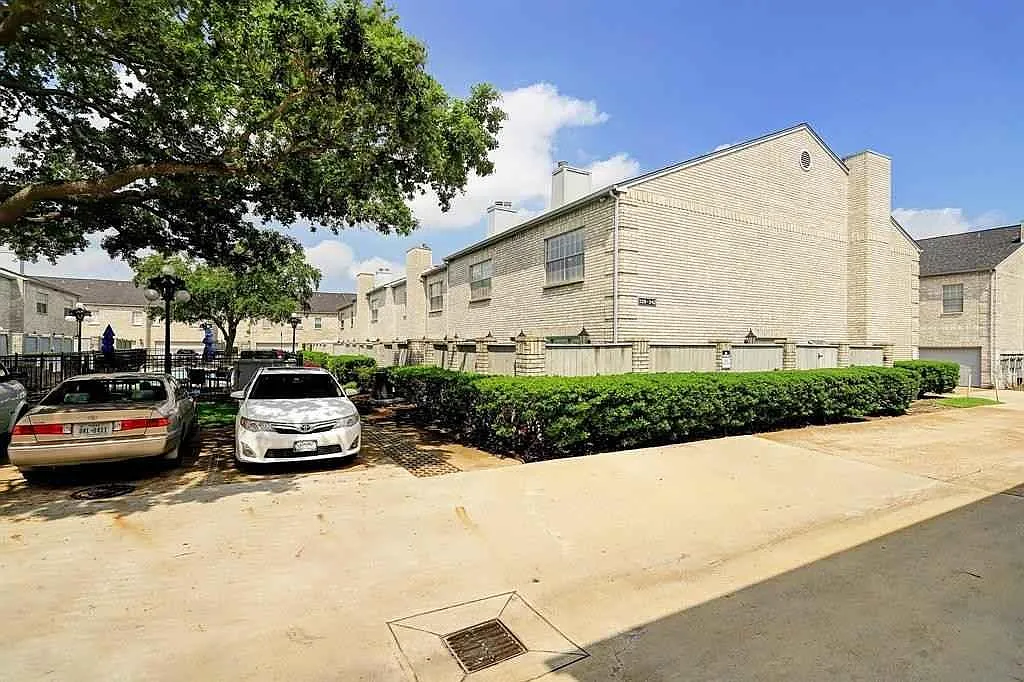 342 Wilcrest Dr — Photo 3