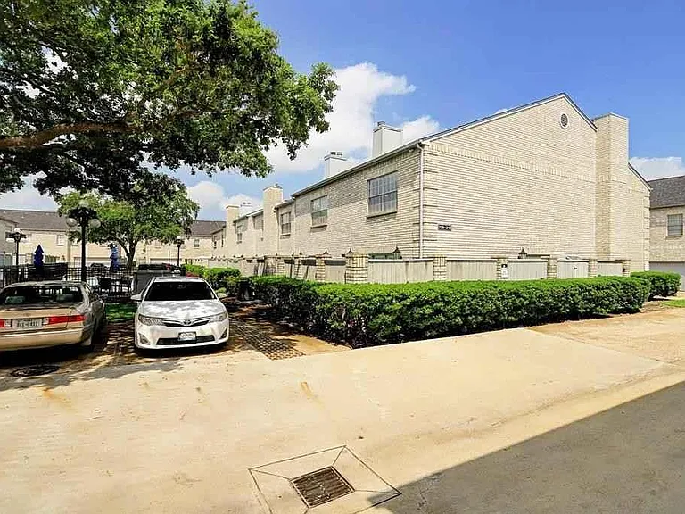 342 Wilcrest Dr — Photo 3