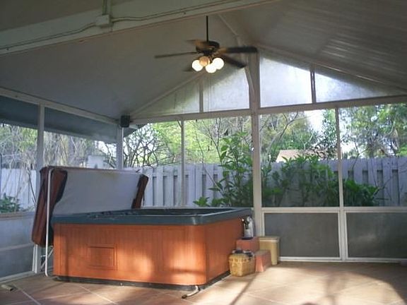 Sunroom 7 person hot tub