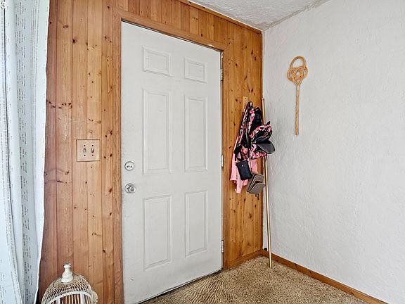 3rd image of 1078 W Stewart Ave