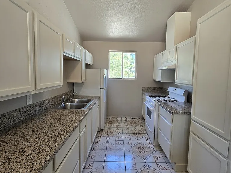 2137 W Dayton Ave — Photo 6