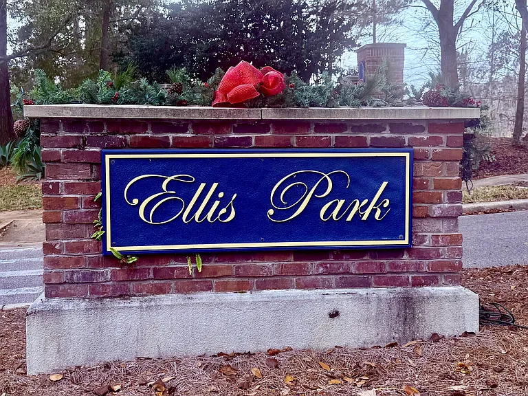 Ellis Park sign at entrance to HOA