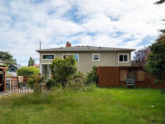 2nd image of 1203 Pearce Cres