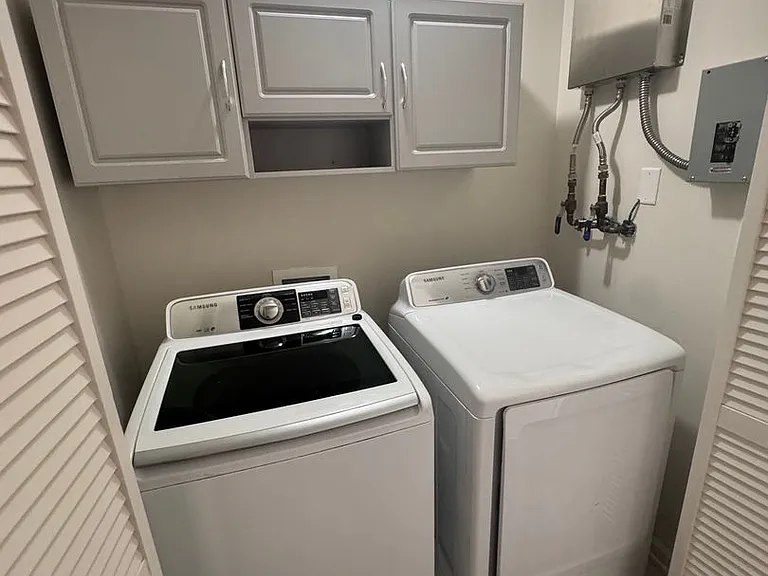 100 E Lauren Rd — Photo 19