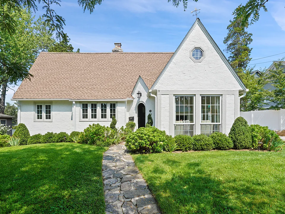 319 Oakland Beach Ave
