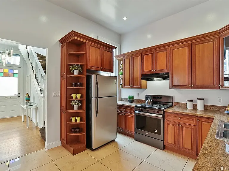 685 Capp St — Photo 17