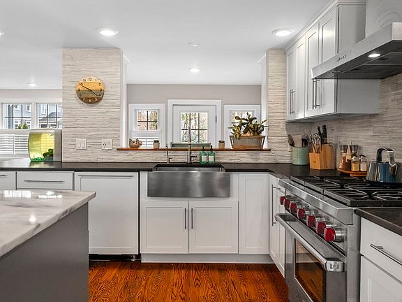 4th image of 34 Woodbury St