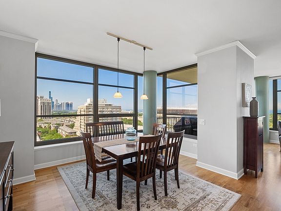 4th image of 1600 S Prairie Ave #1402