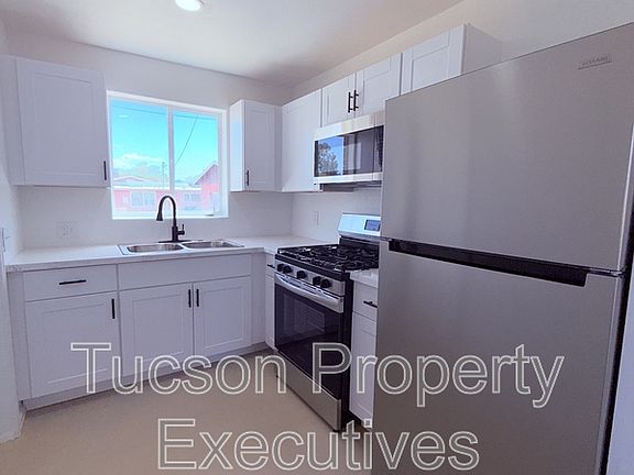 2nd image of 814 N Alvernon Way APT A