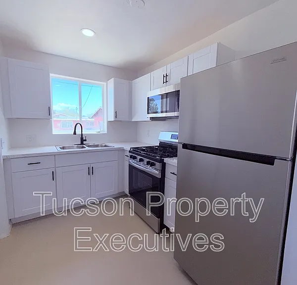 814 N Alvernon Way #A — Photo 2