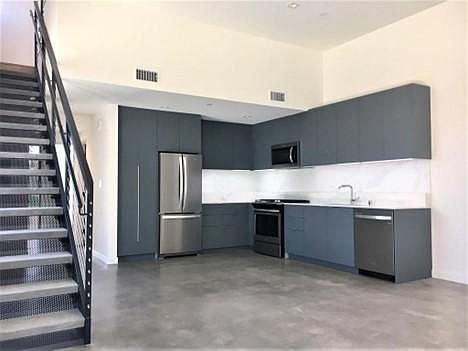 4th image of 810 Ashland Ave #204