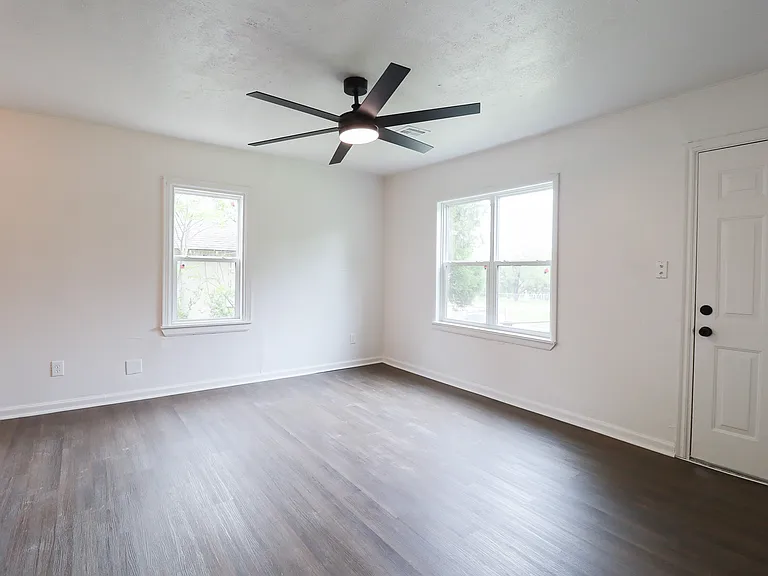 1008 E King Pl — Photo 4