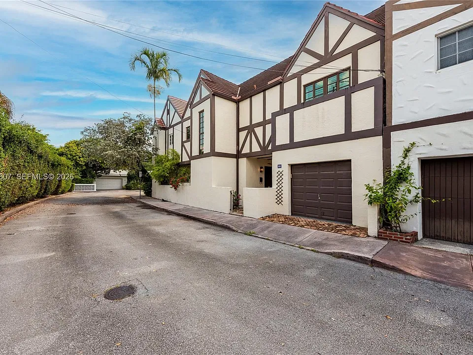 3621 Viscaya Ct
