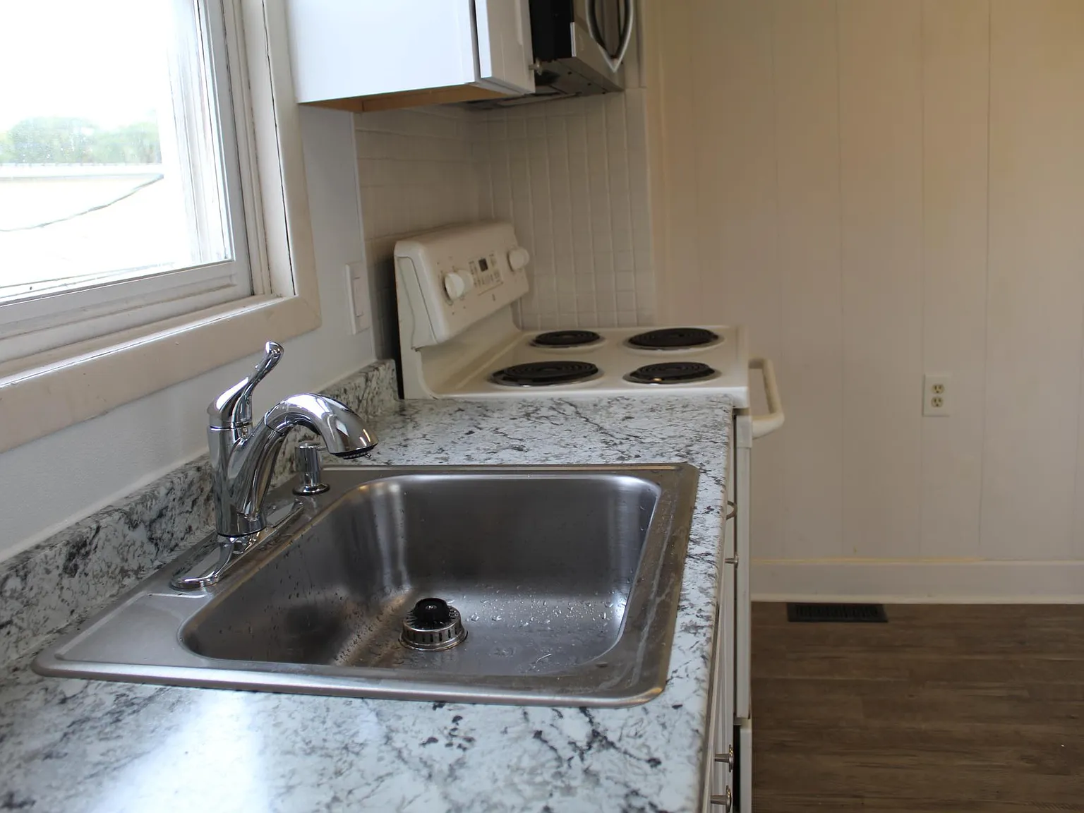 3 bed, 1099 sqft, $1,399 — Photo 4