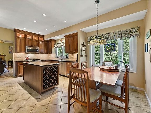 5th image of 111 Scenic Dr W