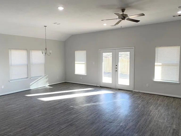 22423 Woodlake Rd — Photo 5