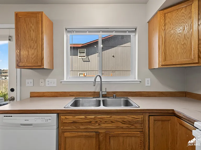 9841 Grange Dr — Photo 11