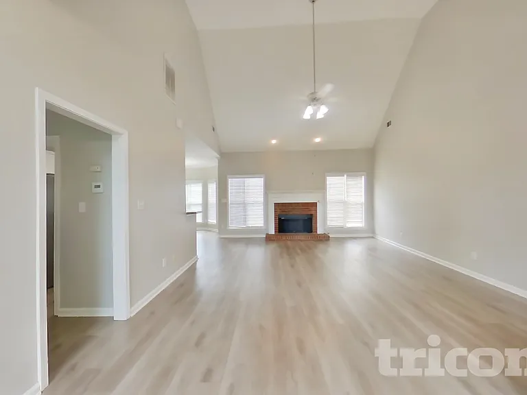 115 Victor Ln — Photo 2