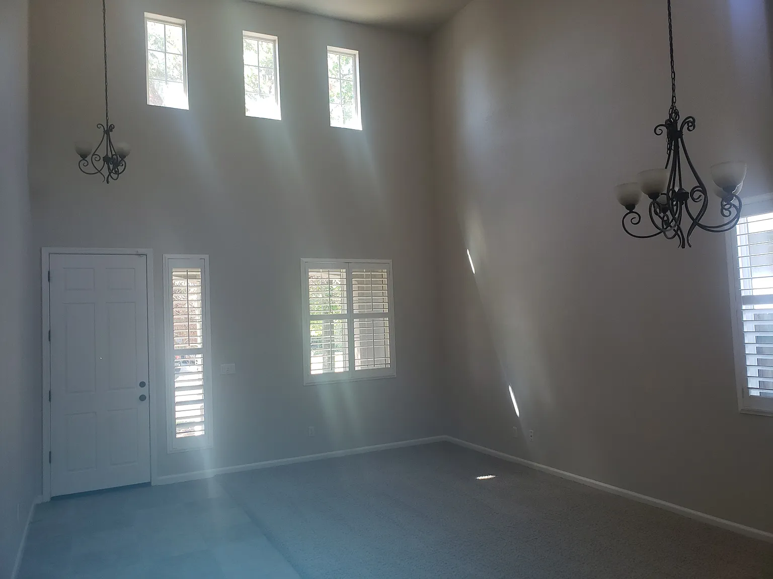 4 bed, 2.5 bath, 2472 sqft, $3,100 — Photo 2