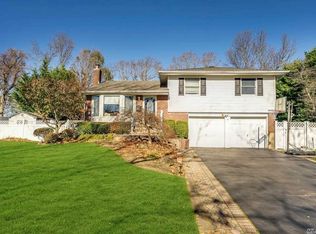 18 Wheatfield Ln, Commack, NY 11725