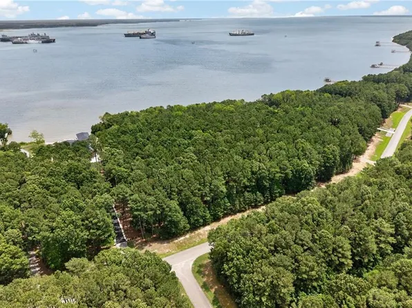 1129 Lawnes Neck Dr, Smithfield, VA 23430