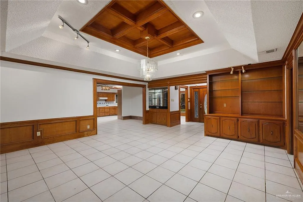 3 bed, 3.0 bath, 2695 sqft, $2,600 — Photo 2