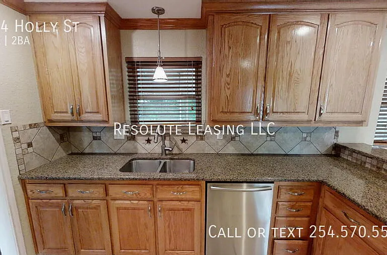 924 Holly St — Photo 10