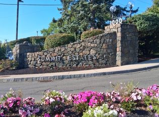 1004 Paradise Rd APT 2M, Swampscott, MA 01907