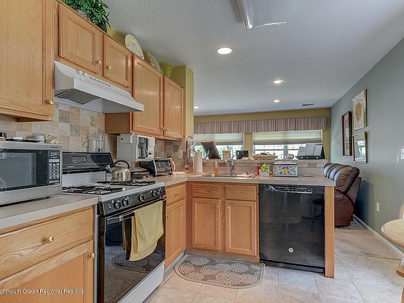 4th image of 1 Sunnyfield Ln #1000