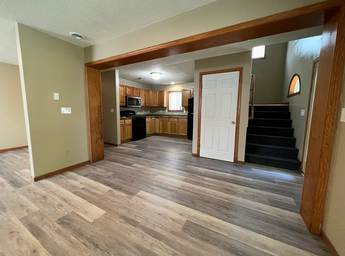 6 bed, 2000 sqft, $2,795 — Photo 1